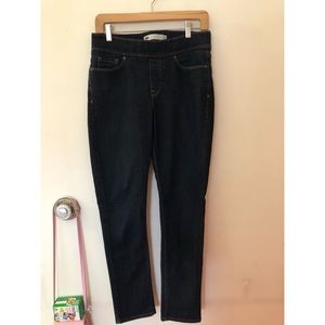 Levi’s brand darkwash jeggings